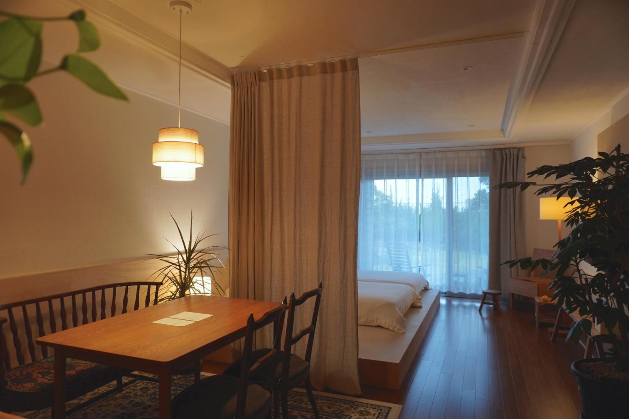 At Corner Resort & Garden Jeju Exterior photo
